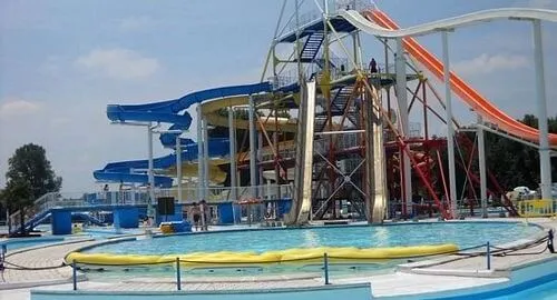 Gruppo di scivoli dell'acquapark di Milano