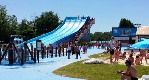 Scivolo multicorsia dell'acquapark di Milano