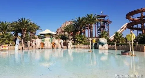 Laguna tematizzata con mini scivoli per bambini all'acquapark Cecina