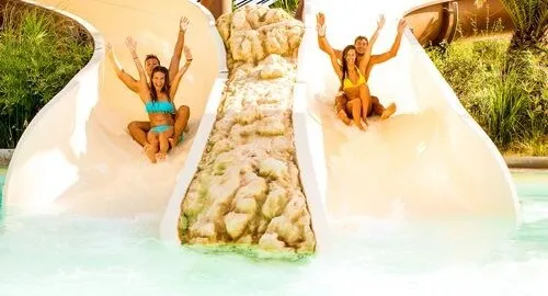 Ragazze scendono su uno scivolo dell'Acquapark di Cecina