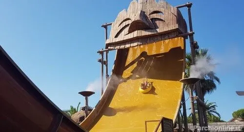 Waho: Scivolo adrenalinico dell'Acquapark di Cecina che scende dal vulcano Lua Pele