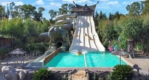 Scivolo multicorsia a tema polinesiano all'acquapark Follonica