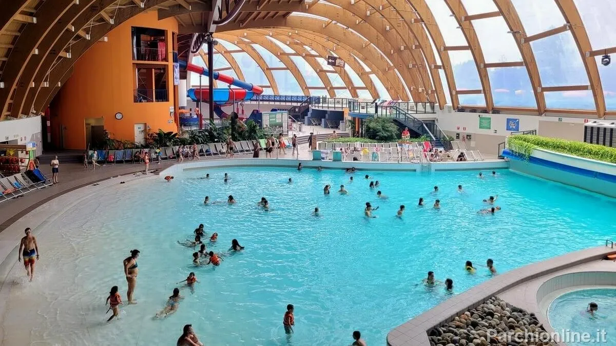 Piscina onde al chiuso di Acquaworld, l'Acquapark di Concorezzo