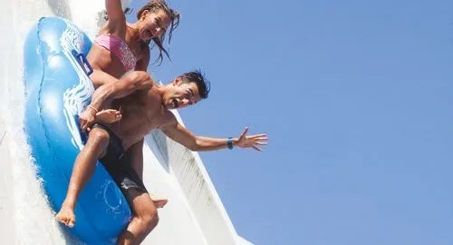 Ragazzi scendono con un gommone da uno degli scivoli pi&ugrave; adrenalinici del parco acquatico a Riccione