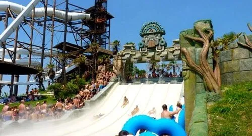 Scivolo multicorsia del parco acquatico a Lido di Jesolo
