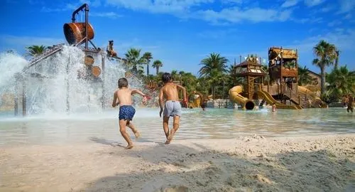 Bambini si divertono nella nuova laguna a tema Pirati all'acquapark a Jesolo