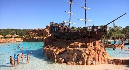La grande piscina con il galeone dei pirati al parco acquatico Carrisiland di Cellino San Marco