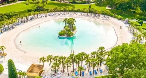Laguna con spiaggia e palme al parco acquatico Cavour di Valeggio sul Mincio