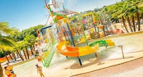 Piscine e mini scivoli per bambini al Parco acquatico Cavour Valeggio sul Mincio