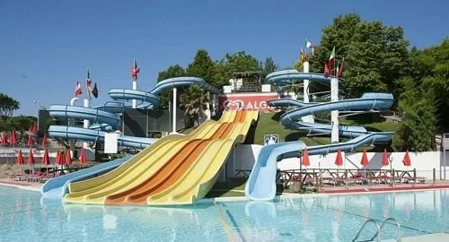 Scivoli e piscine dell'acquapark Hydromania di Roma