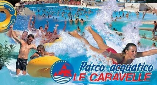 Famiglie e teenagers si divertono nelle piscine dell'Acquapark di Ceriale