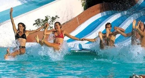 Ragazzi scendono dallo scivolo multipista del parco acquatico di Ceriale