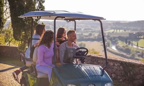 Famiglia visita il giardino Sigurtà, Parco Valeggio sul Mincio, a bordo di una golf-cart elettrica