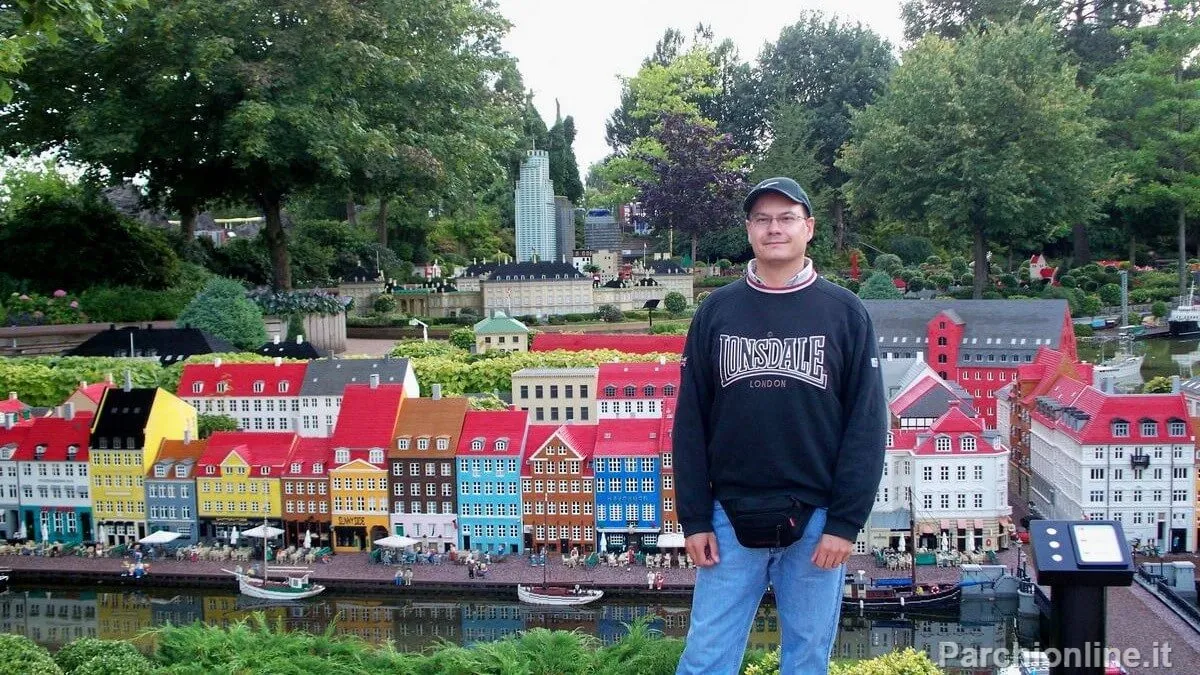 Stefano Ganio Vecchiolino, autore di Parchionline.it, in posa davanti alle miniature LEGO del Parco LEGOLAND di Billund (Danimarca)