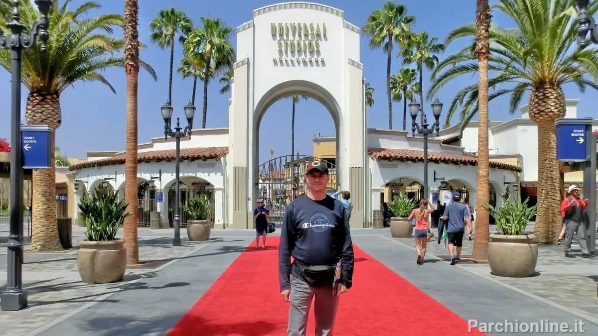 Foto di Stefano Ganio Vecchiolino davanti all'ingresso degli Universal Studios Hollywood a Los Angeles