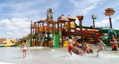 Parco giochi acquatico con mini scivoli per bambini all'interno di MagicSpalsh, l'acquapark a Valmontone