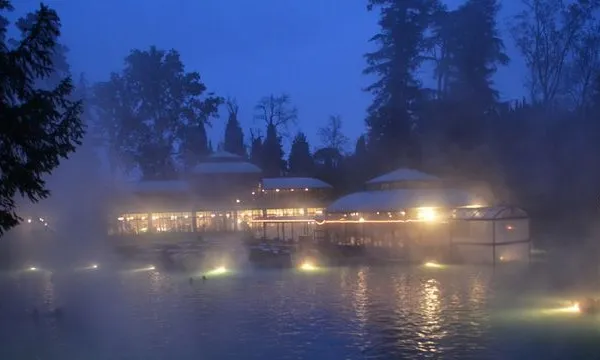 Atmosfera serale suggestiva alle Terme di Villa dei Cedri