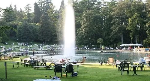 Lago termale all'interno del giardino di Villa dei Cedri